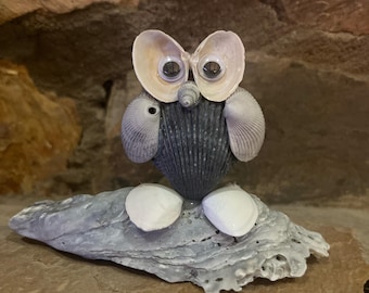 ビンテージの巻き貝の貝殻で覆われたフクロウの置物、貝殻で覆われた