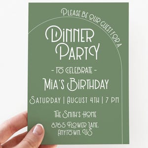 Puede incluir: Tarjeta de invitación verde con texto blanco que dice "Por favor, sea nuestro invitado para una cena - para celebrar - el cumpleaños de Mia. Sábado | 4 de agosto | 7 PM. La casa de los Smith 8765 Flower Lane. Anytown. US"