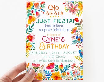 Puede incluir: Un borde floral colorido rodea una invitación a una fiesta de cumpleaños para una celebración sorpresa en honor al cumpleaños de Cyne. La invitación es para el sábado 24 de agosto a las 4 de la tarde en el Casa Sol Grill en Hometown.