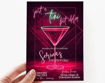 Peut inclure: Invitation de fête d'anniversaire de 30 ans en rose et vert néon. L'invitation représente un verre à martini avec le texte "Just a Tini Bit Older" et "Schinas 30th Birthday". La fête se déroule au Rudy's Lounge, 123 Espresso St, Downtown Boston le samedi 23 mai en soirée.