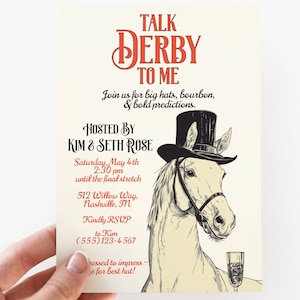 Op de afbeelding: Een crème-kleurige uitnodigingskaart met de tekst "TALK DERBY TO ME" in het rood, met een paard met hoge hoed. De kaart bevat evenementdetails: datum, tijd, locatie en RSVP-informatie. Het ontwerp is in vintage stijl.