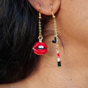 Boucles d'oreilles breloques avec lèvres, rouge à lèvres et coeur en émail, Boucles d'oreilles chaîne, Boucles d'oreilles breloques en émail, Boucles d'oreilles inspirées d'Olivia Rodrigo, Cadeaux pour elle image 1