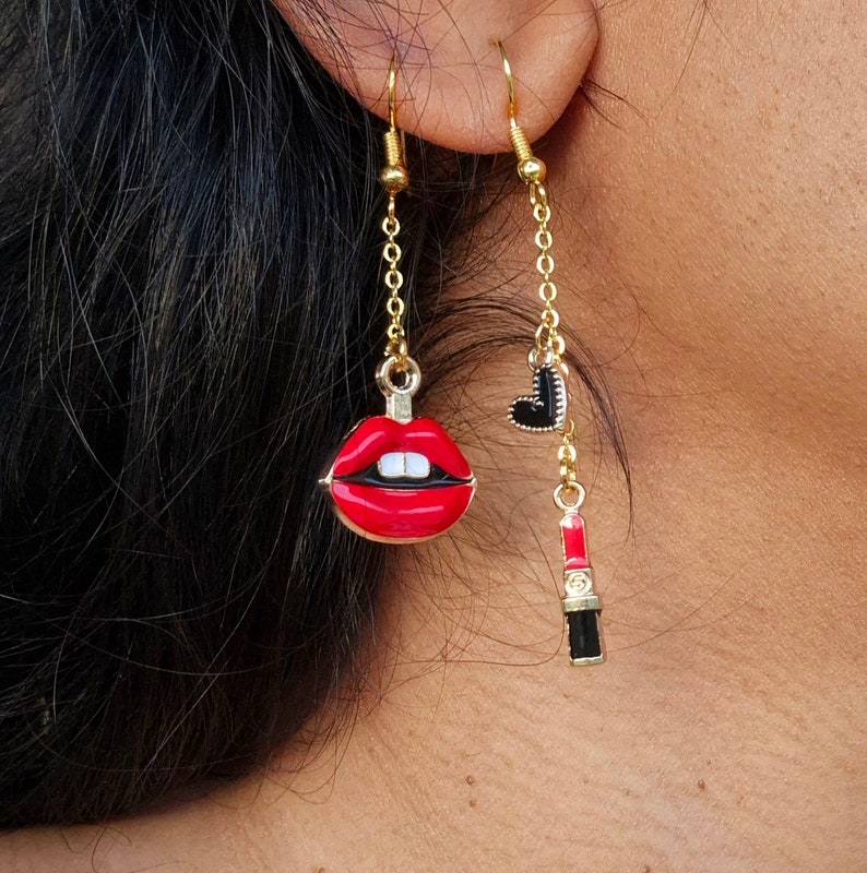 Boucles d'oreilles breloques avec lèvres, rouge à lèvres et coeur en émail, Boucles d'oreilles chaîne, Boucles d'oreilles breloques en émail, Boucles d'oreilles inspirées d'Olivia Rodrigo, Cadeaux pour elle image 1