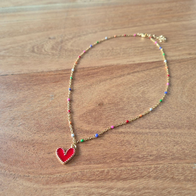 Collar de cuentas bañado en oro con encanto de corazón, collar multicolor, colgante de corazón de esmalte, regalos para ella, joyería de verano, joyería de corazón imagen 2