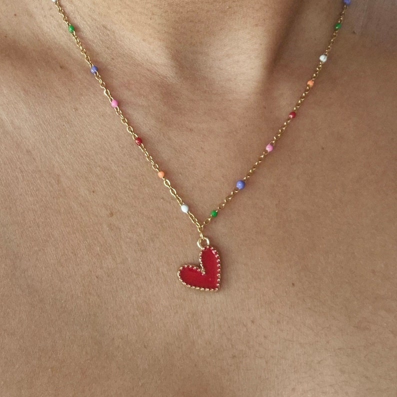 Collar de cuentas bañado en oro con encanto de corazón, collar multicolor, colgante de corazón de esmalte, regalos para ella, joyería de verano, joyería de corazón imagen 1