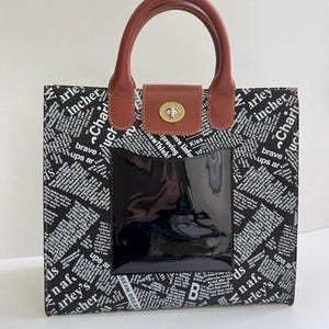 Bolsa Urban Mood – Bolsa quadrada de couro com bolso preto brilhante e estampa de letras – Bolsa de grife exclusiva