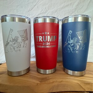 Trump 2024 - TAKE AMERICA BACK - Trump atira na frente da bandeira - Copo de 20oz