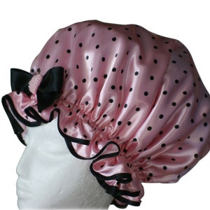 Peut inclure: Une charlotte de douche en satin rose à pois noirs et un nœud en satin noir avec un embellissement en perle.