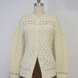 1960 Ivory Pointelle Knit Cardigan de Wintuk • Tamaño Pequeño