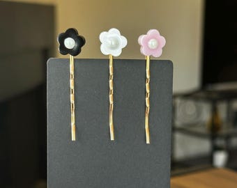 Set of 3 Rainbow Daisy Hairpins w Pearls, ethereal floral accessories, whimsical summer