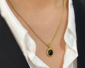 Chaîne en corde en or 18 carats : pendentif ovale noir et blanc