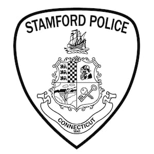 Puede incluir: Ilustración en blanco y negro de la insignia del Departamento de Policía de Stamford. La insignia presenta un escudo con un barco, un escudo de armas y el texto "STAMFORD POLICE" y "CONNECTICUT 1641".