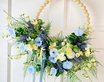 Corona de aros con cuentas: decoración primaveral de estilo campestre en amarillo mantequilla y azul