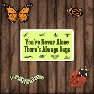 Peut inclure: Fond en bois avec diverses illustrations d'insectes, dont un papillon monarque, une coccinelle et une chenille. Un rectangle vert affiche le texte "You're Never Alone There's Always Bugs."