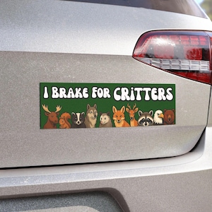 Puede incluir: Una pegatina verde para parachoques con el texto "I Brake for Critters" en blanco, con ilustraciones de varios animales. Los animales incluyen un ciervo, una ardilla, un tejón, un lobo, un panda, un zorro, un ciervo, un mapache, un águila y un oso.