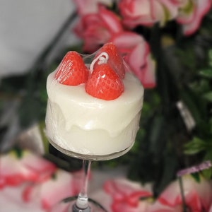 Cake Strawberry scented candle
