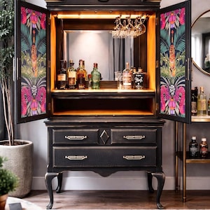Cocktailschrank. Schwarz / Gold / Bronze-Statement Möbel im französischen Stil