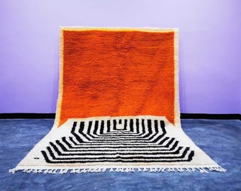 Alfombra marroquí de lana hecha a mano: diseño geométrico bereber naranja y negro