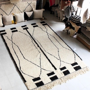 Handgefertigter Marokkanischer Beni Ourain Teppich - Authentischer Berber Wollteppich - Minimalistisches Geometrisches Design in Schwarz und Weiß