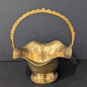 Vintage Brass Basket with Ruffled Edge & Moveable Handle – Made in India, 1980s Decorative Trinket Dish