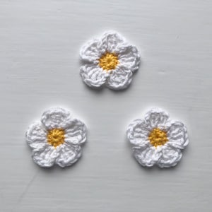 Conjunto de flores de ganchillo de 3 margaritas de ganchillo hechas a mano para hacer tarjetas, aplicaciones, adornos, álbumes de recortes