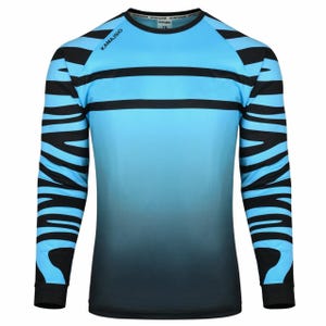 Puede incluir: Una camiseta deportiva de manga larga con un diseño de rayas de cebra azules y negras. La camiseta tiene cuello redondo y el nombre de la marca "KAMAJSIO" está impreso en la parte superior izquierda del hombro.