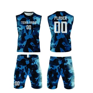 Op de afbeelding: Een mouwloze jersey en short set met een blauw camouflagepatroon. De voorkant van de jersey toont de tekst TEAM NAME en 00, terwijl de achterkant PLAYER en 00 toont. De short heeft het nummer 00 op de linker voorpijp in witte tekst.