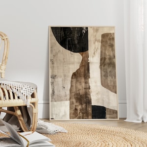 K&ouml;nnte beinhalten: Abstrakter Kunstdruck in einem Holzrahmen mit einem Farbschema in Beige, Braun und Schwarz. Der Druck zeigt geometrische Formen und Texturen.