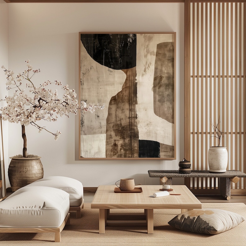 K&ouml;nnte beinhalten: Ein minimalistisches Wohnzimmer mit einem niedrigen Couchtisch, einem wei&szlig;en Sofa und einem gro&szlig;en abstrakten Gem&auml;lde an der Wand. Der Raum ist mit einer Topfpflanze, einer Vase und einem Kissen dekoriert.