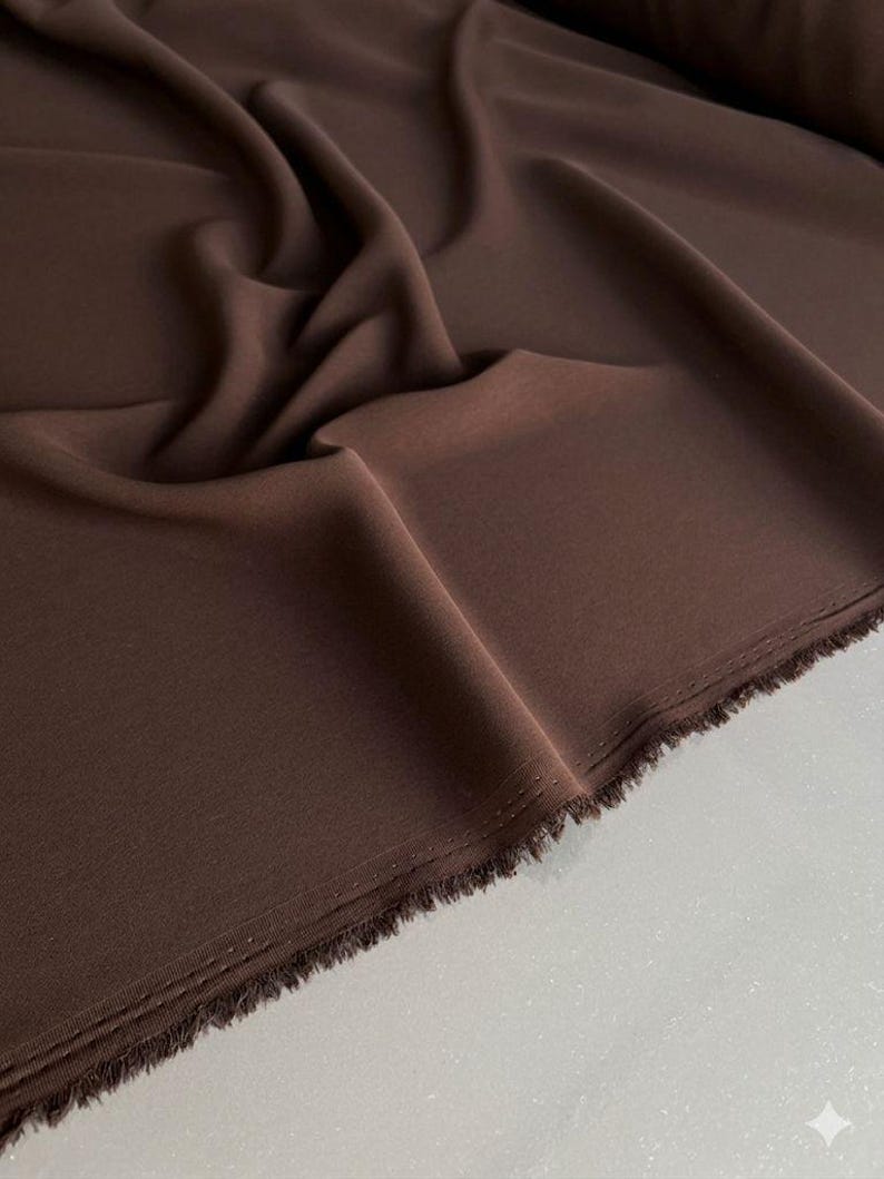 Bruine crêpestof – kreukbestendige, vloeiende jurkstof, 150 cm breed afbeelding 3
