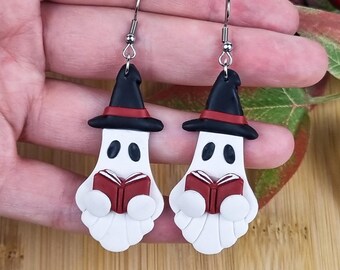 Boucles d'oreilles fantômes - Pendentifs d'Halloween faits main en pâte polymère avec chapeau de sorcière et livre