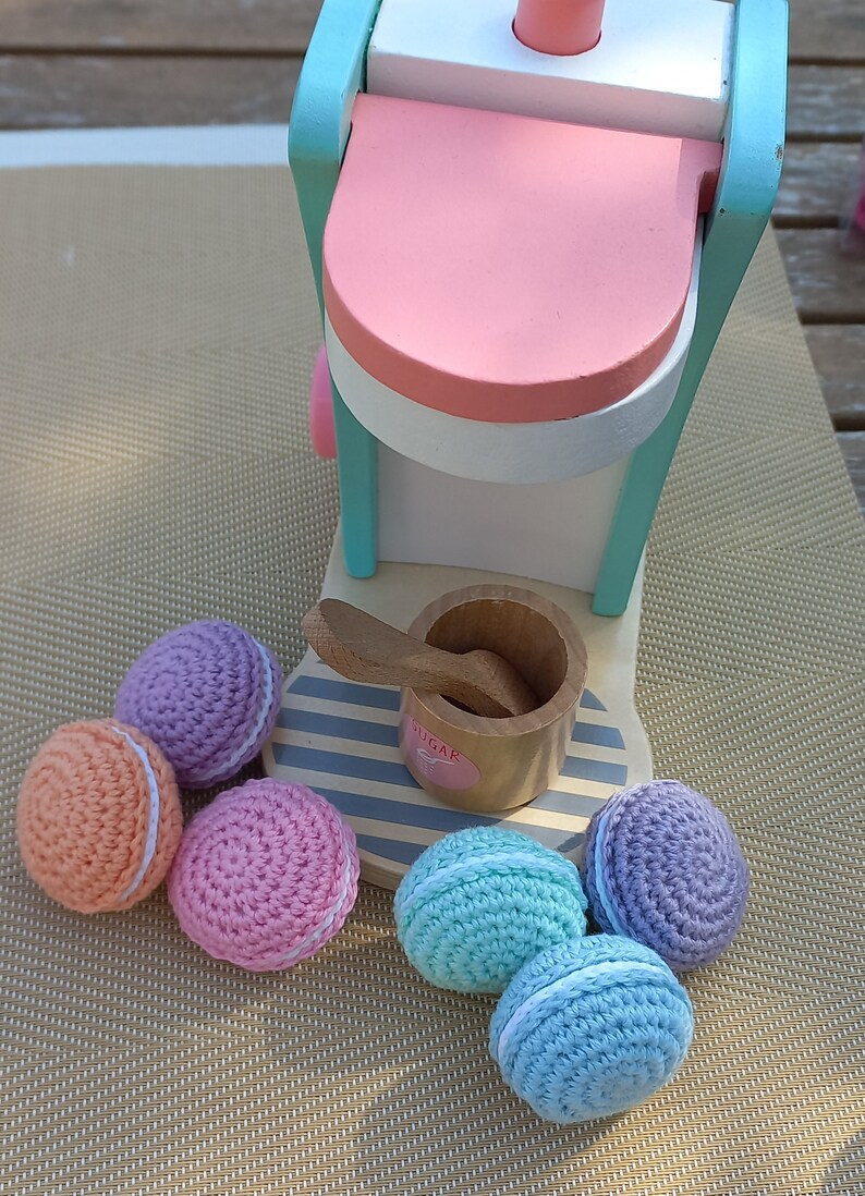 Set of 6 pastel dinette crochet macaroons. image 2
