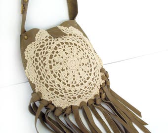 VENTA - Sage Leather Boho Crossbody Bolso con Fleco, Vintage Crochet Encaje y Skeleton Key - Olive Leather Festival Pouch