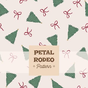 Könnte beinhalten: Ein sich wiederholendes Muster mit grünen Weihnachtsbäumen mit goldenen Sternen und roten Schleifen auf cremefarbenem Hintergrund. Der Text "PETAL RODEO Pattern" wird in brauner Schrift angezeigt.