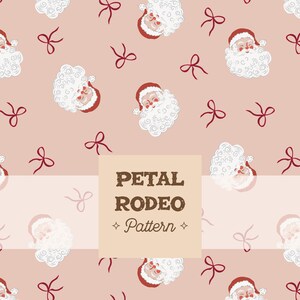 Puede incluir: Patrón repetitivo con caras de Papá Noel y lazos rojos sobre un fondo rosa claro. El texto "PETAL RODEO Pattern" está en un recuadro marrón. Este diseño es adecuado para productos temáticos navideños.