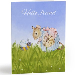 Op de afbeelding: Wenskaart met een aquarel illustratie van een muis en een bij in een grasveld. De muis draagt een blauwe jurk en houdt een mand vast. De bij is geel en blauw. De kaart heeft de tekst "Hello, friend" op een blauwe achtergrond.