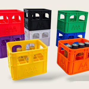 Könnte beinhalten: Sechs stapelbare Plastikkisten in verschiedenen Farben, darunter Rot, Lila, Schwarz, Weiß, Grün und Blau. Die Kisten sind mit "AAA" beschriftet und für die Aufbewahrung von Batterien konzipiert. Eine Kiste ist orange und enthält mehrere AAA-Batterien.