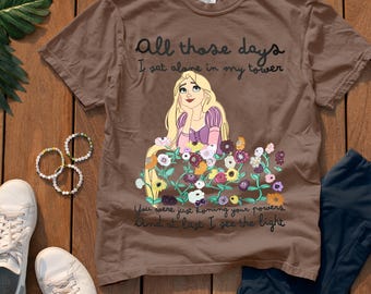 Camiseta con estampado floral y piano. Múltiples opciones de personajes.