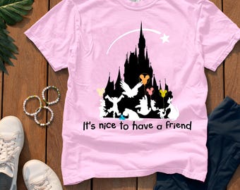 Camiseta gráfica "Es bueno tener a los amigos más mágicos" con múltiples opciones de personajes