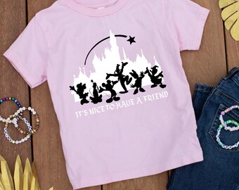 Camiseta gráfica "Es bueno tener a los amigos más felices" con múltiples opciones de personajes
