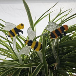 Glass Bee Garden Stakes, Fused Glass Art, Flower Bed Decor, Bumble Bee Garden, Lawn Stake, Yard Art, Bee Plant Pot Stake