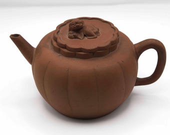 Tetera china antigua de Yixing con diseño de calabaza y remate de perro Foo.