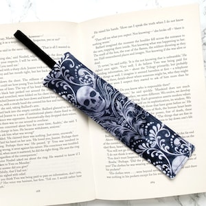 skull bookmark, horror bookmark, book nerd gift, reading gift for book lover, bookworm gift for horror lovers, gothic bookmark, creepy