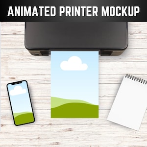 Puede incluir: Una impresora negra con una hoja de papel imprimiendo un paisaje de dibujos animados con un cielo azul, nubes blancas y colinas verdes. Un bloc de notas blanco con una encuadernación en espiral está en el lado derecho de la imagen. Un teléfono inteligente con un paisaje de dibujos animados similar en la pantalla está en el lado izquierdo de la imagen.