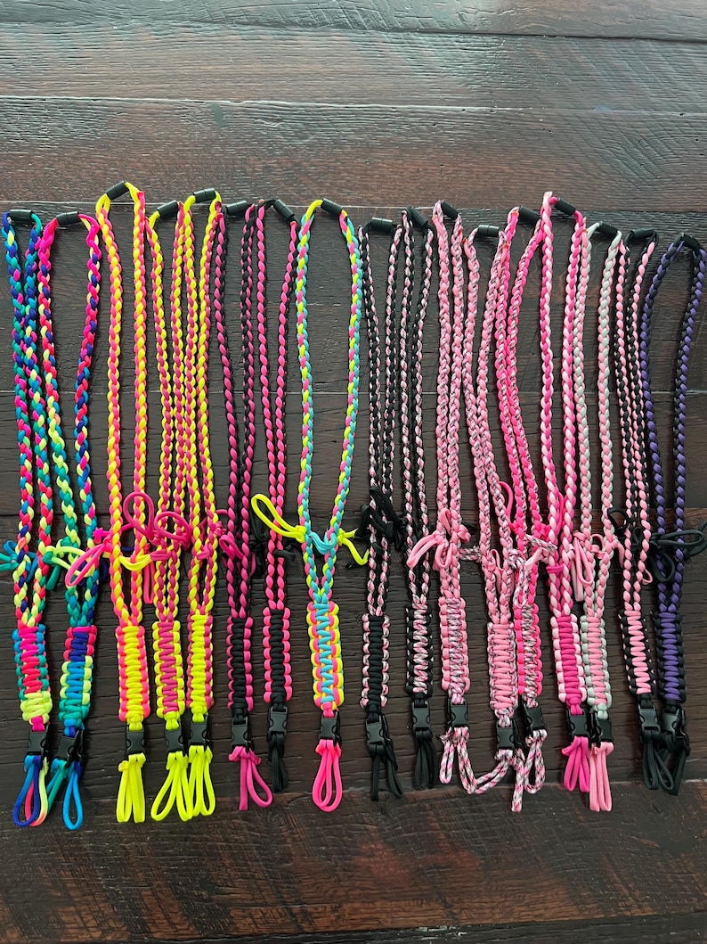 Puede incluir: Una colecci&oacute;n de 15 cordones trenzados de colores con clips de pl&aacute;stico negro. Los cordones est&aacute;n hechos con paracord de diferentes colores y presentan varios patrones y dise&ntilde;os.