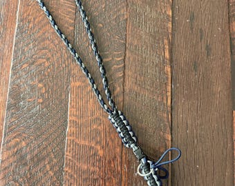 Cordón de paracord con mosquetón desmontable, sistema de seguridad de liberación rápida, 2 hebillas y presillas.