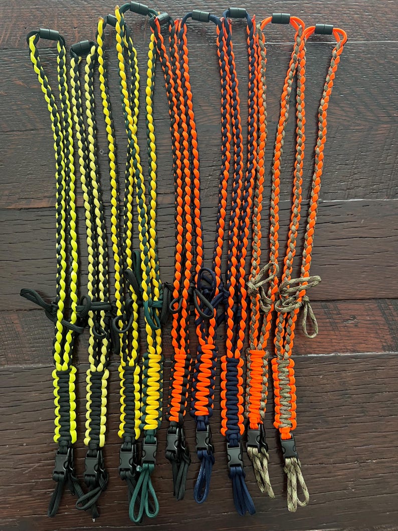 Puede incluir: Ocho cordones de paracord diferentes con varias combinaciones de colores, incluyendo negro y amarillo, negro y verde, negro y naranja, y camuflaje. Cada cord&oacute;n tiene un clip de pl&aacute;stico negro en el extremo.