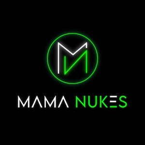 Puede incluir: Un c&iacute;rculo verde con un contorno blanco rodea una letra "M" blanca con un contorno verde. El texto "MAMA NUKES" est&aacute; escrito en blanco debajo del c&iacute;rculo.