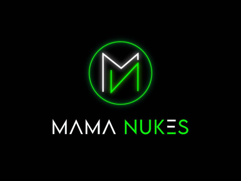 Puede incluir: Un c&iacute;rculo verde con un contorno blanco rodea una letra "M" blanca con un contorno verde. El texto "MAMA NUKES" est&aacute; escrito en blanco debajo del c&iacute;rculo.