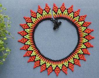 Collar artesanal de cuentas de colores, diseño colombiano, joyería hecha a mano